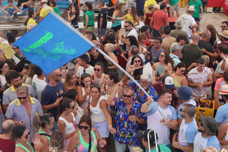 GALERIA DE FOTOS de l'estrene del BARET de les festes de DUANES: gran ambient, “botellins” a caixes i, a més… bous a la mar GALERIA DE FOTOS de l'estrene del BARET de les festes de DUANES: gran ambient, “botellins” a caixes i, a més… bous a la mar